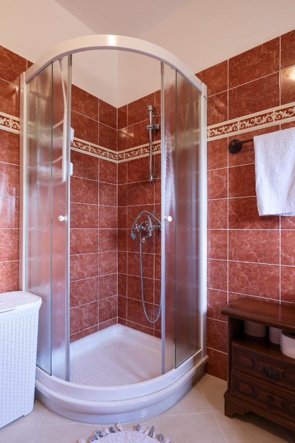 Villa Ena With Pool & Jacuzzi Donji Kasic Exterior foto